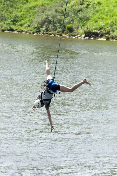 익 스 트림 ropejumping — 스톡 사진