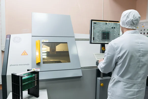 Producción de componentes electrónicos en la fábrica de alta tecnología — Foto de Stock