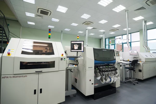 Producción de componentes electrónicos en la fábrica de alta tecnología — Foto de Stock
