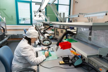 Yüksek teknoloji Fabrikası'nda elektronik komponentleri üretim