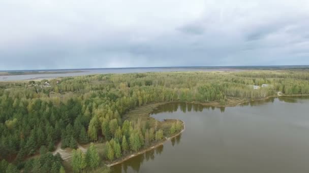 Letecký pohled nad jezerem — Stock video