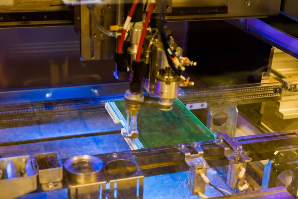 Production de composants électroniques dans une usine de haute technologie — Photo