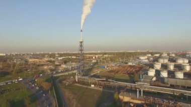 Büyük petrol rafinerisi görünümünü
