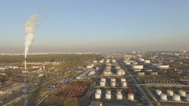 Vista de la gran refinería de petróleo — Vídeos de Stock