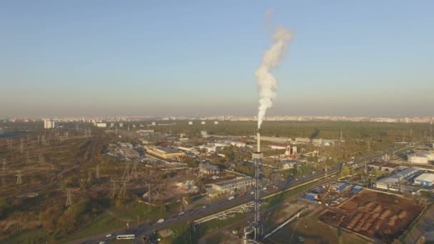 Vue de la grande raffinerie de pétrole — Video