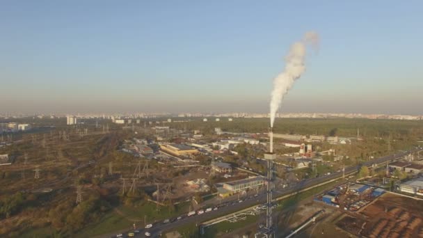 Вид на крупный нефтеперерабатывающий завод — стоковое видео