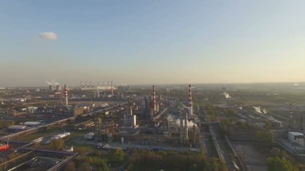 Vista de la gran refinería de petróleo — Vídeo de stock