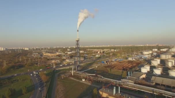 Vue de la grande raffinerie de pétrole — Video