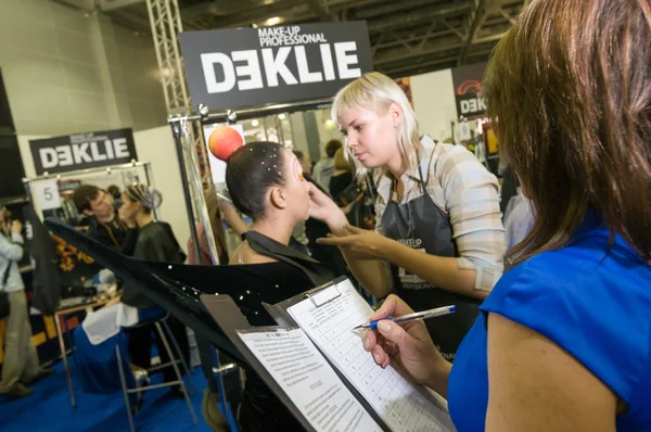 Makeup och hår konstnärer konkurrens — Stockfoto