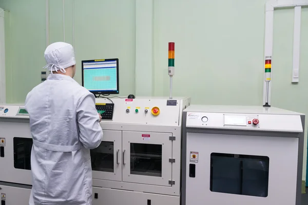 Production de composants électroniques dans une usine de haute technologie — Photo