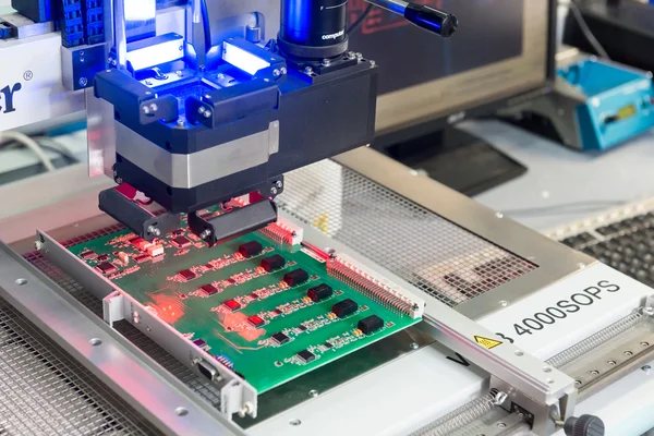 Производство электронных компонентов на высокотехнологичном заводе — стоковое фото