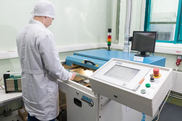 Produktionen av elektroniska komponenter på högteknologiska fabriken — Stockfoto