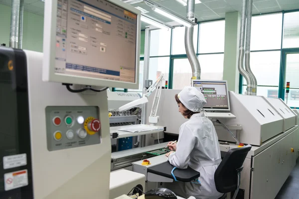 Production de composants électroniques dans une usine de haute technologie — Photo