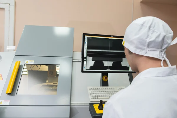 Produktion elektronischer Komponenten im High-Tech-Werk — Stockfoto