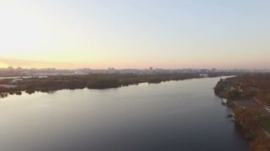 Moskova şehir manzarası havadan görünümü alacakaranlıkta günbatımı