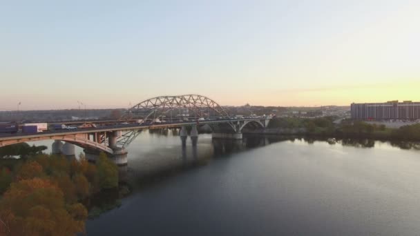 Turismos en el puente — Vídeo de stock