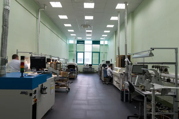Produktionen av elektroniska komponenter på högteknologiska fabriken — Stockfoto