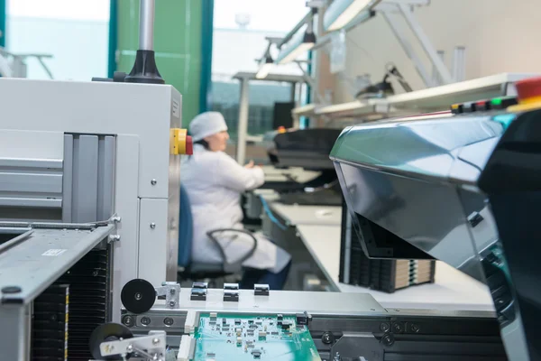 Production de composants électroniques dans une usine de haute technologie — Photo
