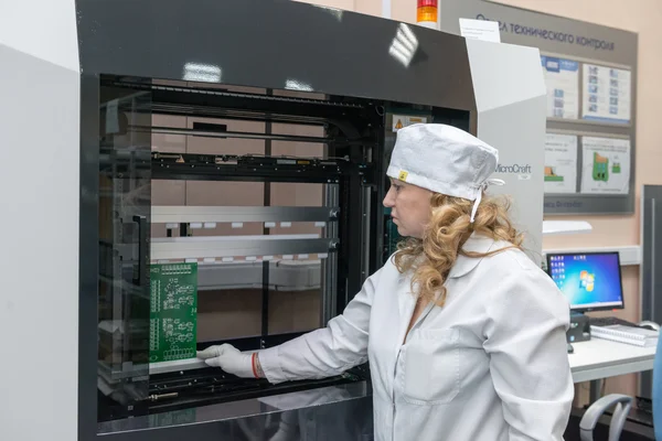 Produzione di componenti elettronici in una fabbrica high-tech — Foto Stock