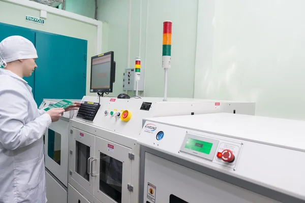 Production de composants électroniques dans une usine de haute technologie — Photo