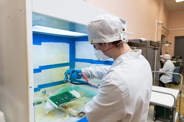 Producción de componentes electrónicos en la fábrica de alta tecnología —  Fotos de Stock