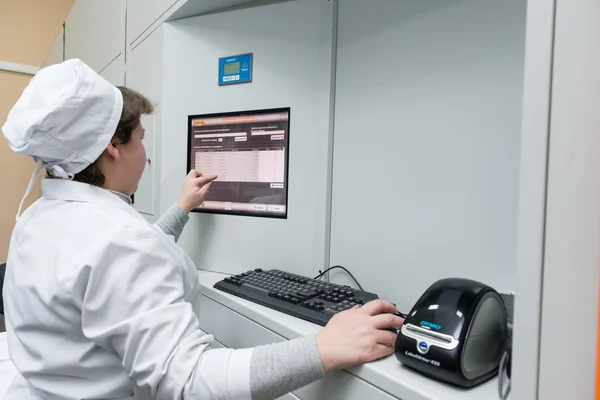 Produktion elektronischer Komponenten im High-Tech-Werk — Stockfoto