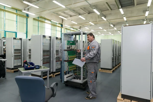 Produção de componentes eletrônicos na fábrica de alta tecnologia — Fotografia de Stock