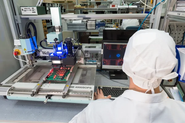 Produkcja elementów elektronicznych w fabryce high-tech — Zdjęcie stockowe