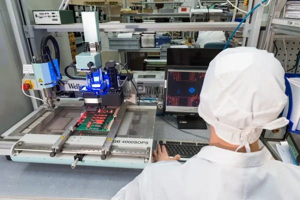 Produção de componentes eletrônicos na fábrica de alta tecnologia — Fotografia de Stock