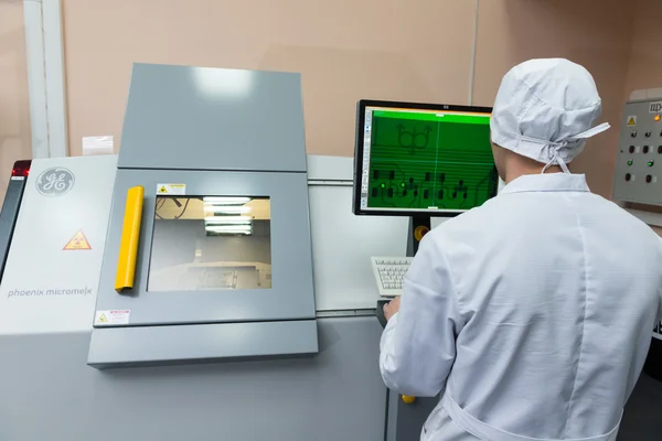 Production de composants électroniques dans une usine de haute technologie — Photo