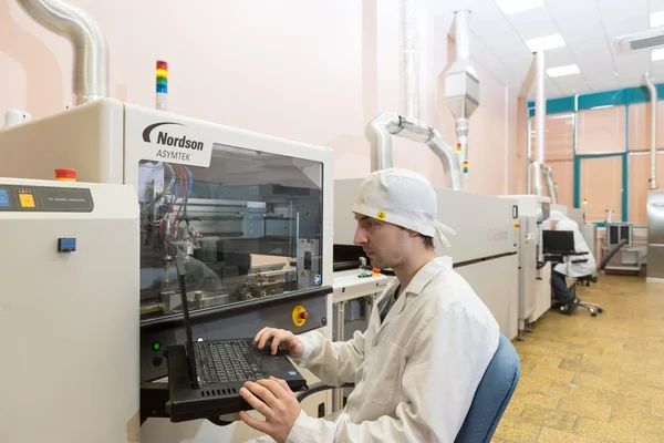 Producción de componentes electrónicos en la fábrica de alta tecnología —  Fotos de Stock