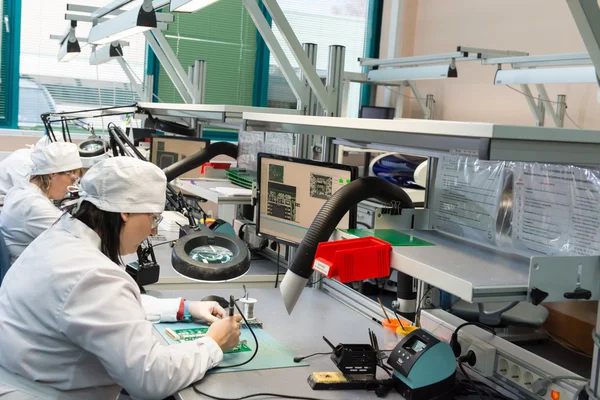 Produção de componentes eletrônicos na fábrica de alta tecnologia — Fotografia de Stock