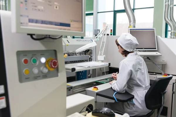 Production de composants électroniques dans une usine de haute technologie — Photo