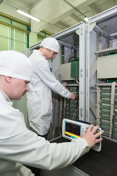 Produção de componentes eletrônicos na fábrica de alta tecnologia — Fotografia de Stock