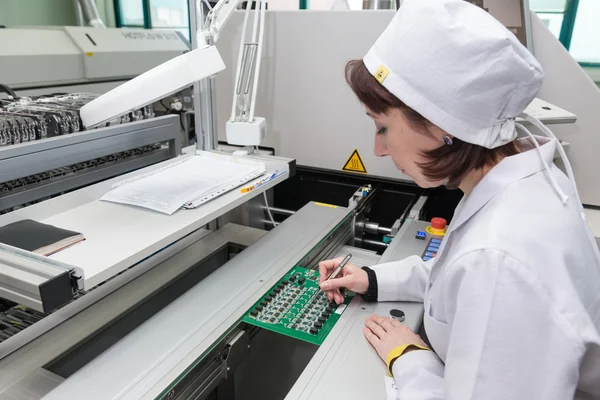 Produktion elektronischer Komponenten im High-Tech-Werk — Stockfoto