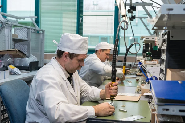 Produzione di componenti elettronici in una fabbrica high-tech — Foto Stock