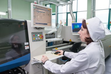 Yüksek teknoloji Fabrikası'nda elektronik komponentleri üretim