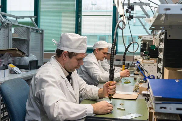 Παραγωγή ηλεκτρονικών εξαρτημάτων στο εργοστάσιο υψηλής τεχνολογίας — Φωτογραφία Αρχείου