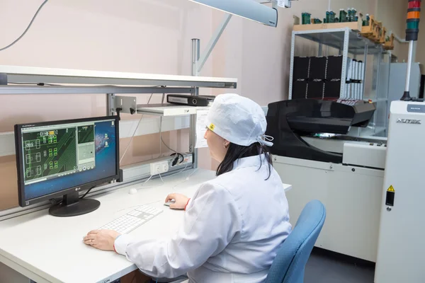 Productie van elektronische componenten in high-tech fabriek — Stockfoto