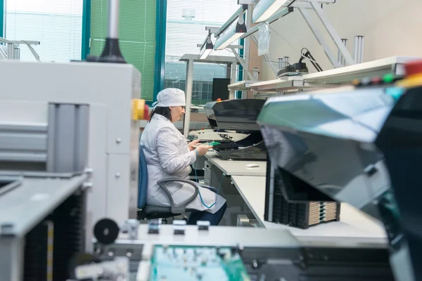 Производство электронных компонентов на высокотехнологичном заводе — стоковое фото