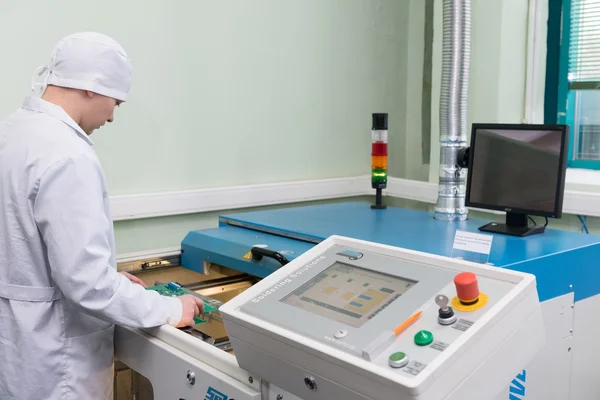 Produção de componentes eletrônicos na fábrica de alta tecnologia — Fotografia de Stock