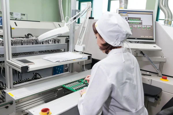 Producción de componentes electrónicos en la fábrica de alta tecnología —  Fotos de Stock