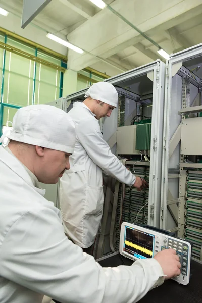 Produção de componentes eletrônicos na fábrica de alta tecnologia — Fotografia de Stock