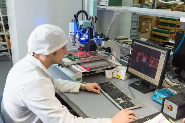 Produzione di componenti elettronici in una fabbrica high-tech — Foto Stock