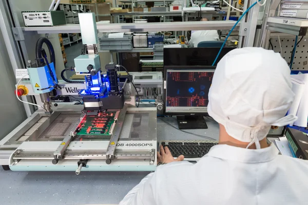 Produzione di componenti elettronici in una fabbrica high-tech — Foto Stock