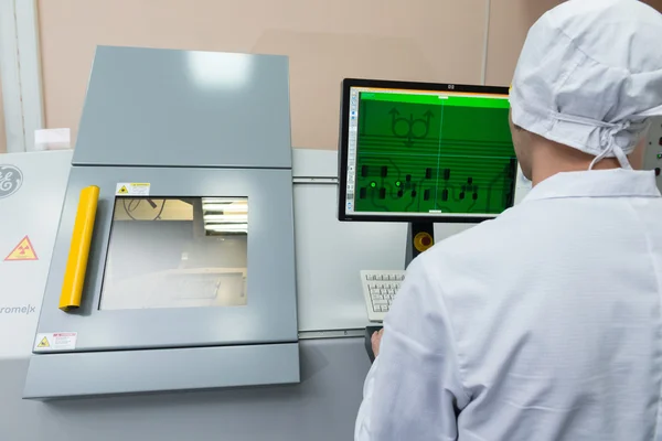 Produção de componentes eletrônicos na fábrica de alta tecnologia — Fotografia de Stock