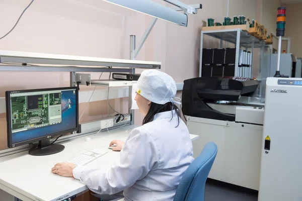 Producción de componentes electrónicos en la fábrica de alta tecnología —  Fotos de Stock