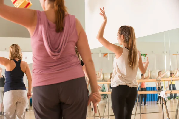 妇女的舞蹈班κατηγορία Χορός για τις γυναίκες — Φωτογραφία Αρχείου