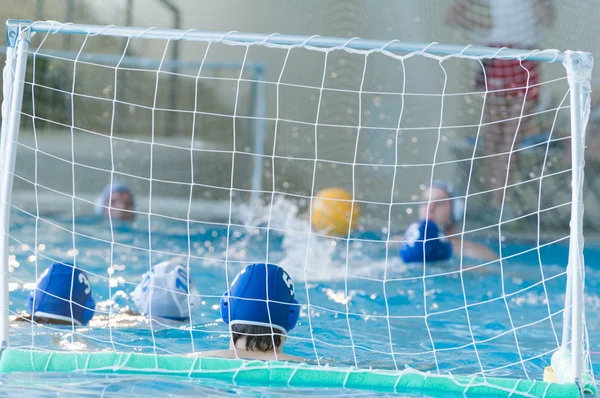 Waterpolo oynayan gençler
