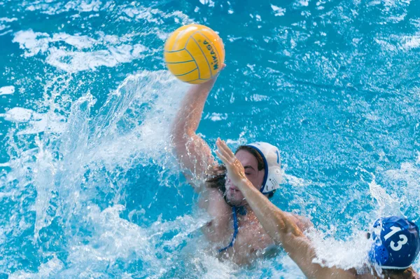 Jonge mannen spelen waterpolo — Stockfoto